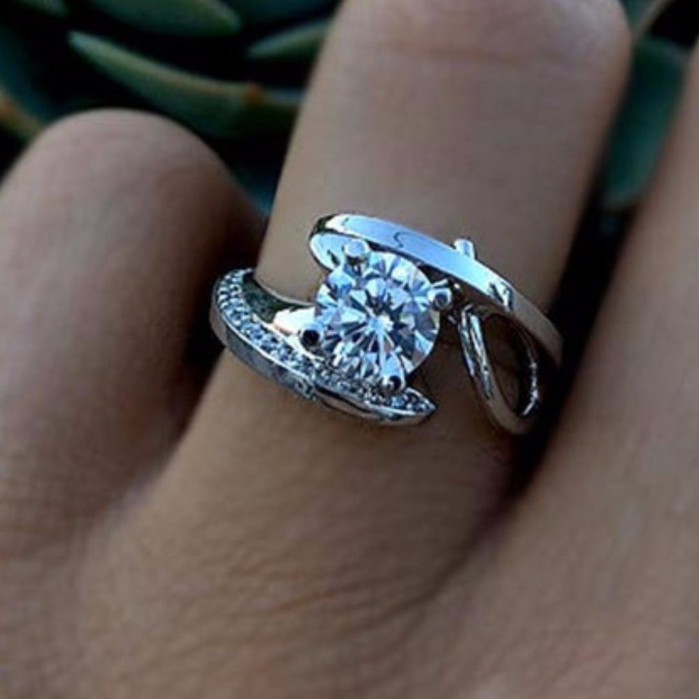 New Women's 925 Silver Diamond Beautiful Ring